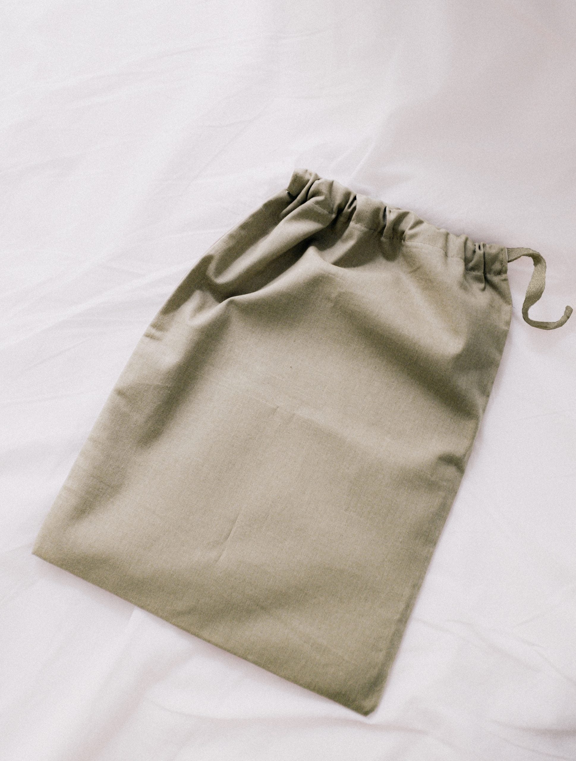 Leinen taupe Beutel in welcher die Leinen Bettwäsche verpackt wird